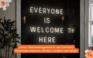 Das Bild zeigt eine Eingangssituation mit einem Schild mit dem Schriftzug "Everyone is welcome here" – als Bildmetapher das Onboarding als Willkommenskultur für Auszubildende.